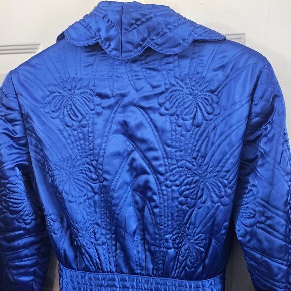 Vintage Nordstrom Blue Quilted Satin Robe With Scalloped Collar & Belted Waist - Picture 11 of 15